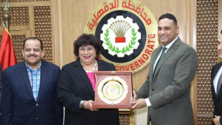 الدكتورة إيناس عبد الدايم وزيرة الثقافة ومحافظ الدقهلية