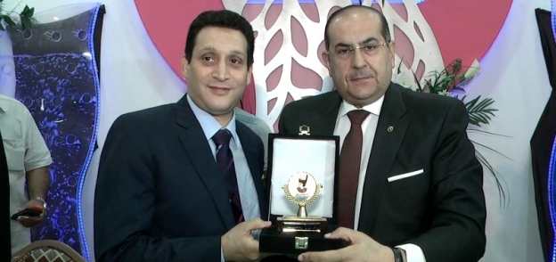 محافظ سوهاج يكرم محمد ابو الوفا لفوزه بعضوية الاتحاد المصري لكرة القدم