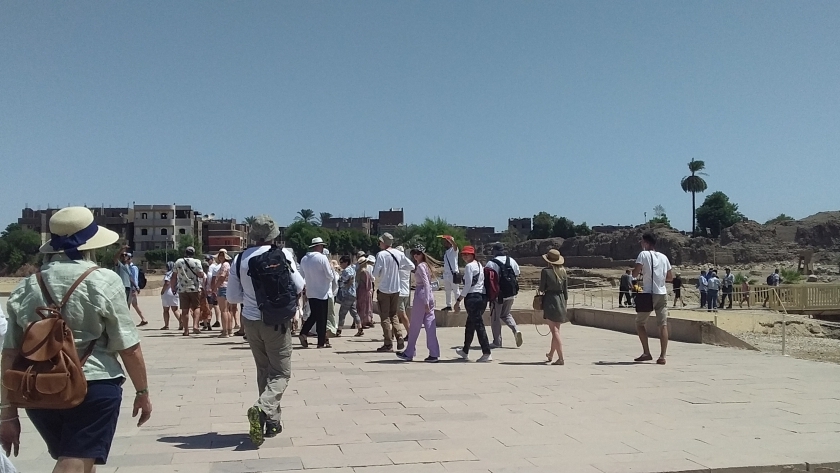 السياح داخل معبد الكرنك