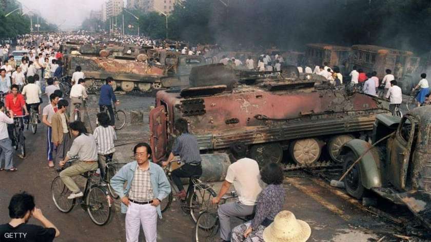عربات عسكرية محترقة في ساحة تيانانمن عام 1989.