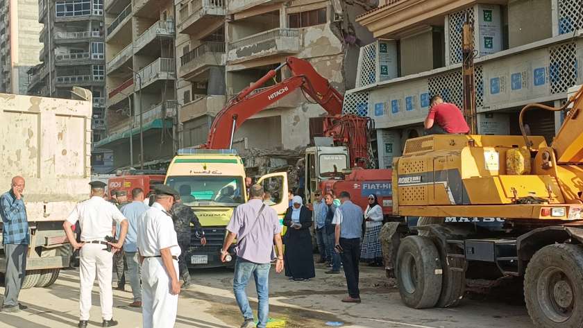 انتشال جثمان ضحية عقار الإسكندرية