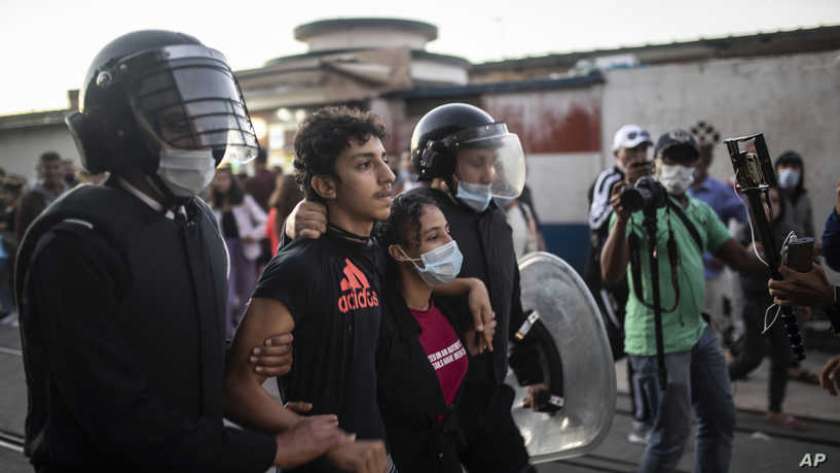 الشرطة أثناء القبض على بعض المشاركين فى المظاهرات بالمغرب