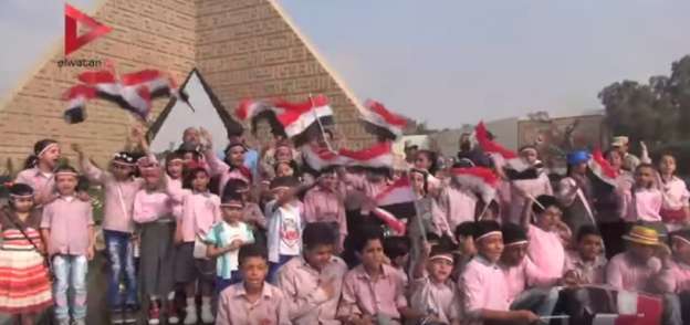 أطفال مدرسة السلام يكرمون جيهان السادات