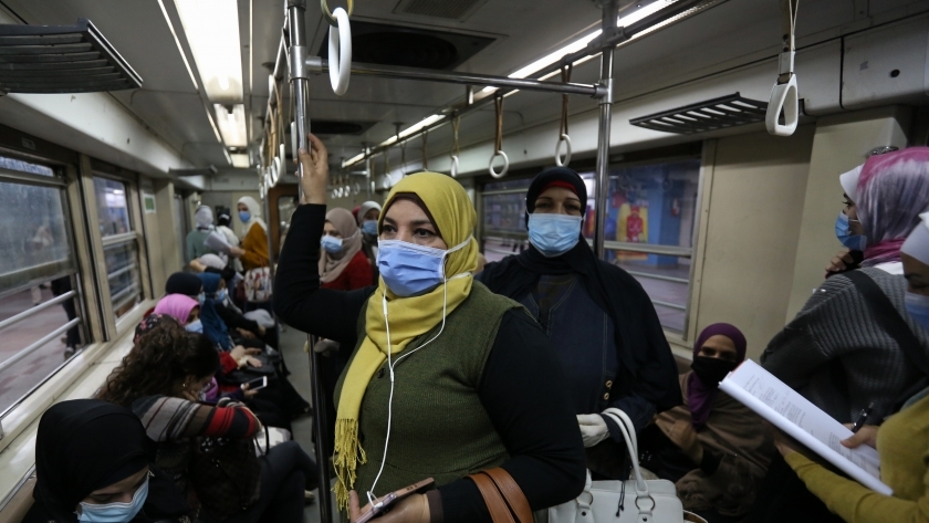 الركاب ملتزمون بارتداء الكمامات الطبية داخل عربات قطارات المترو