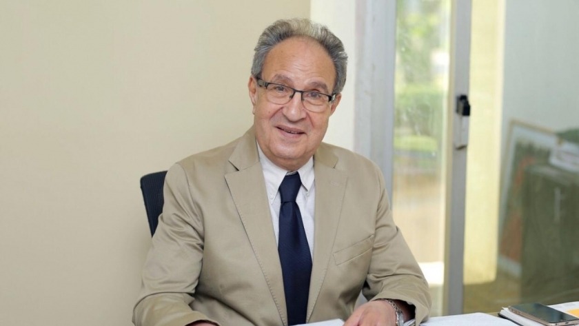 الدكتور محمد حسن العزازى رئيس جامعة مصر