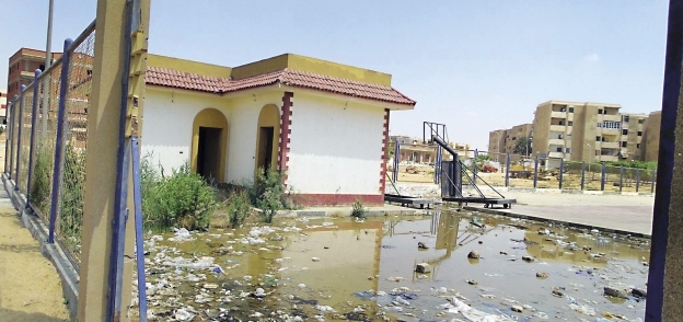 مياه المجارى والقمامة تحاصران «مبنى شكاوى المياه» بمدينة «بدر»