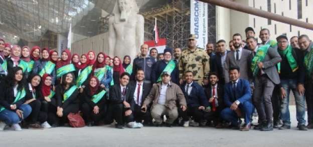 انطلاق الفوج الـ11 من طلاب جامعة القاهرة لزيارة المتحف الكبير