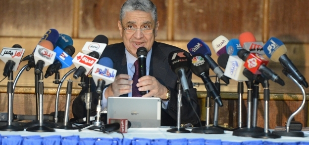 محمد شاكر وزير الكهرباء خلال المؤتمر الصحفي