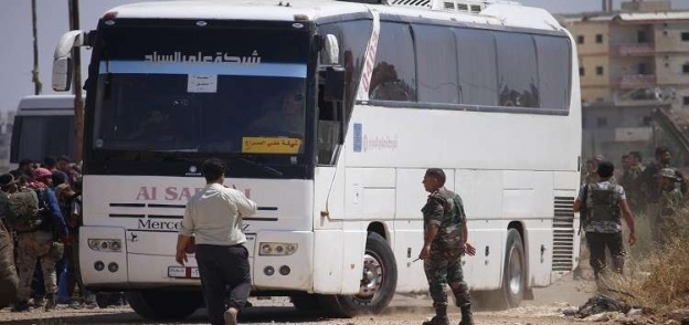 وصول مئات المدنيين والمقاتلين الى الشمال السوري بعد خروجهم من القنيطرة