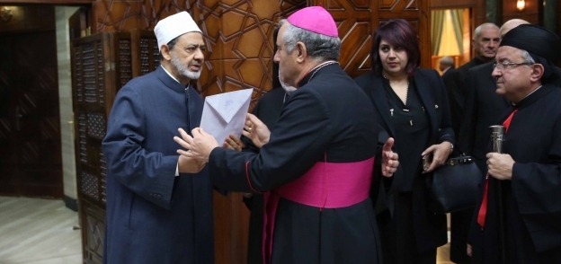 البابا يوفد سفير الفاتيكان بالقاهرة ليعزي الإمام الأكبر في ضحايا مسجد