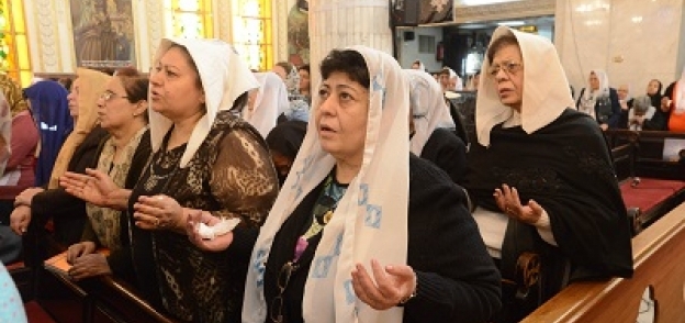 نساء يصلين داخل الكنيسة