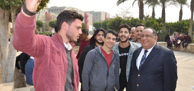 طلاب جامعة حلوان يلتقطون " السيلفي" مع رئيسها