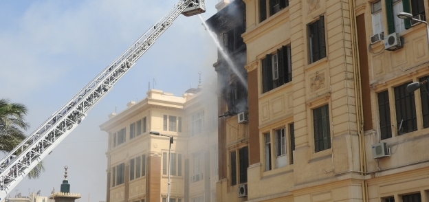 قوات الحماية المدنية تحاول السيطرة على حريق ديوان محافظة القاهرة أمس