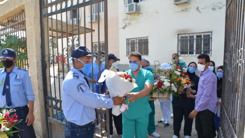 توزيع الزهور علي مستشفى العزل في الدقهلية