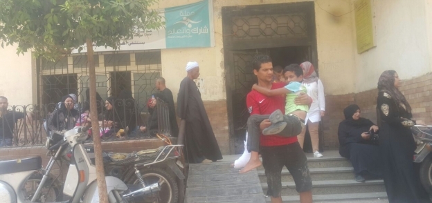 «حسام» يحمل «عبدالرحمن» ليبحث عن مستشفى آخر يستقبله