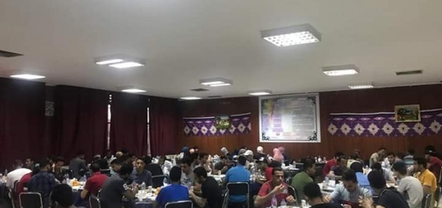 كلية التجارة تنظم إفطار جماعي للطلاب المغتربين بجامعة أسيوط