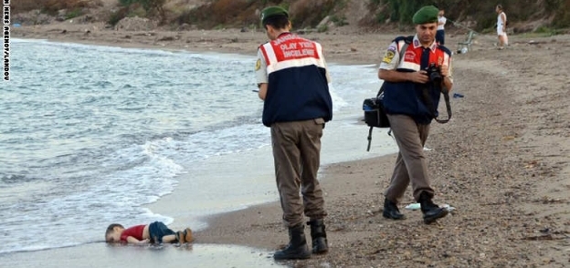 إلتقاط المصورين صورا للطفل السوري علي شاطئ البحر التي هزت العالم