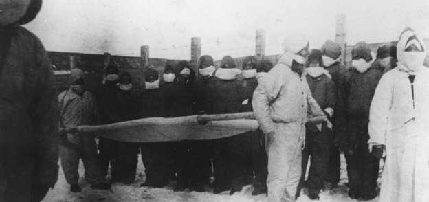 عملية دفن موتى الطاعون في آسيا عام 1912