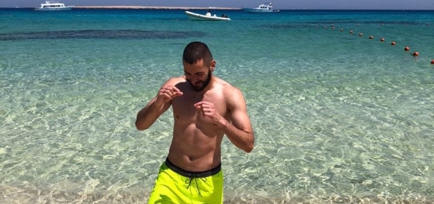 بالصور| بنزيما لاعب ريال مدريد يروج للسياحة المصرية من شواطئ الغردقة