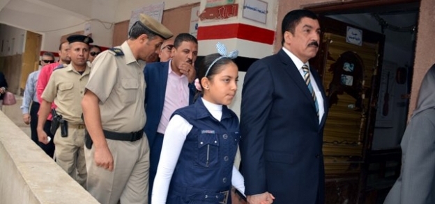 محافظ القليوبية مع ابنة الشهيد ابوزيد حتي الفصل