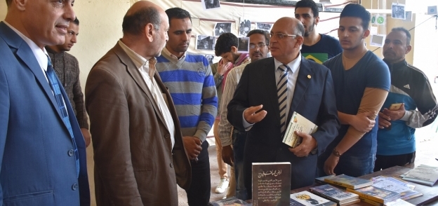 افتتاح معرض الكتاب ومعرض فنى بكلية الطب البيطري بجامعة مدينة السادات