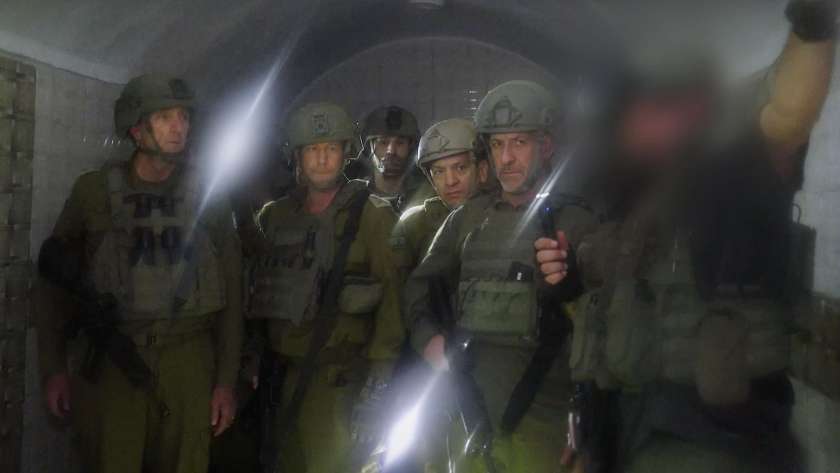 قادة جيش الاحتلال داخل نفق بخان يونس