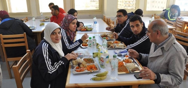 رئيس جامعة كفر الشيخ يتناول الطعام مع شباب الجامعات