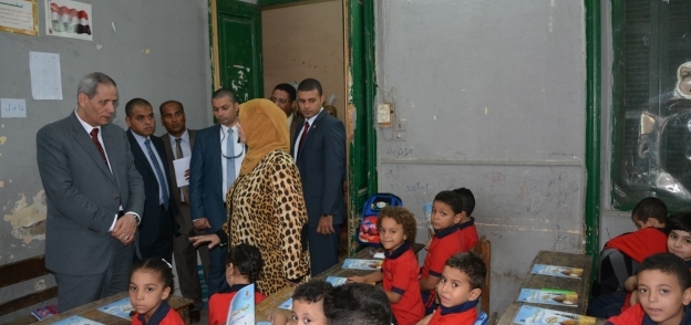 وزير التربية والتعليم فى إحدى جولاته لزيارة المدارس «صورة أرشيفية»