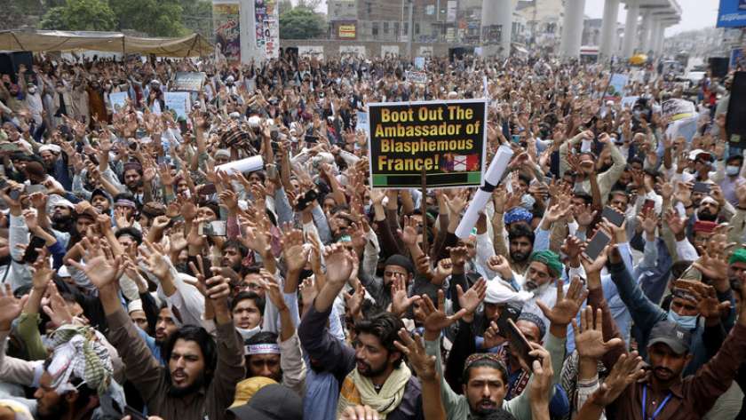 جانب من مظاهرات الجماعة المطالبة بطرد السفير الفرنسي قبل الاتفاق مع السلطات الباكستانية على إنهائها