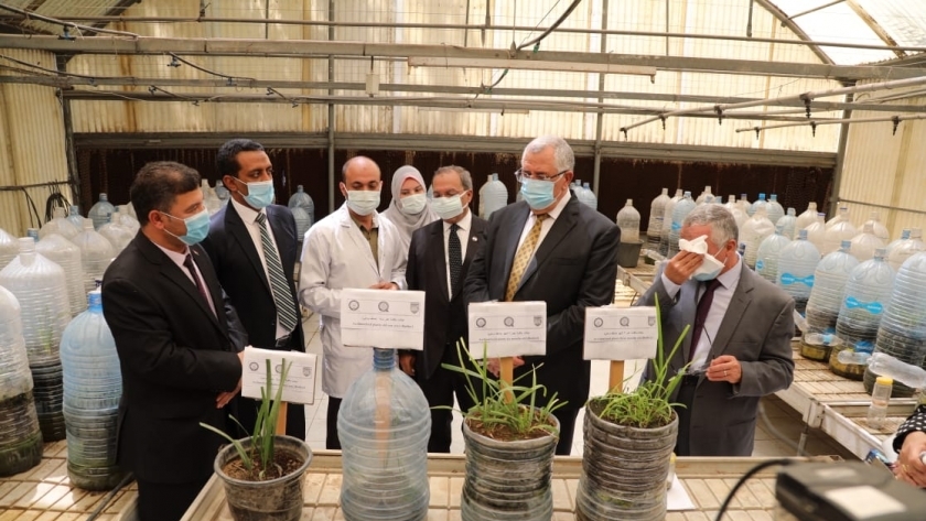 وزير الزراعة يفتتح صوبة أقلمة النخيل بمركز بحوث الصحراء