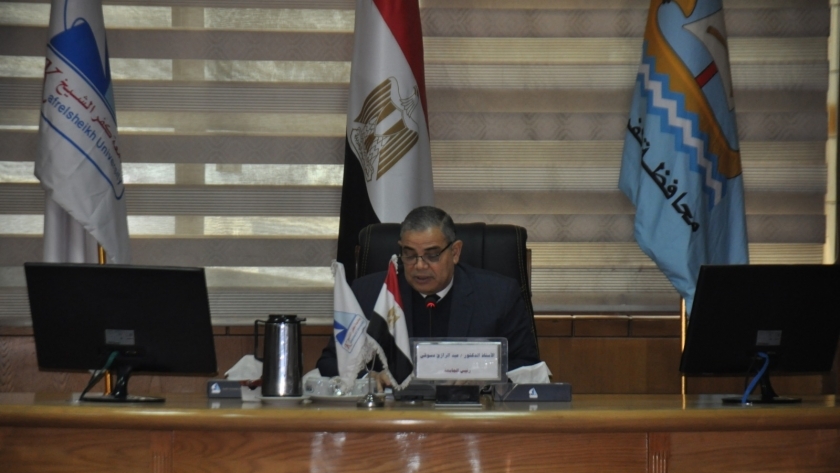رئيس جامعة كفر الشيخ خلال ترأسه مجلس عمداء الجامعة