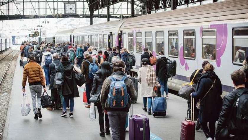 الفرنسيون يتزاحمون في محطة قطار باريس