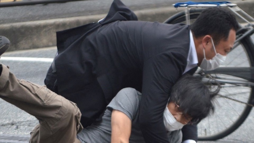 لحظة إلقاء القبض على قاتل شينزو آبي