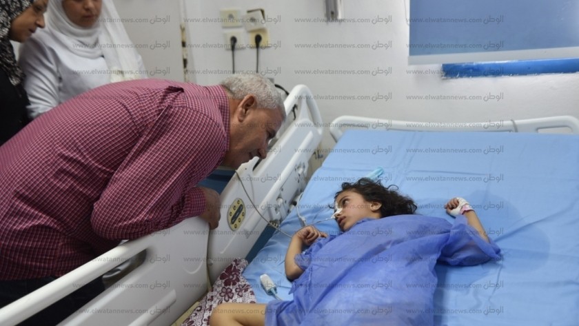 محافظ مطروح خلال اطمئنانه على الطفله ساندرا بمستشفى مطروح العامش