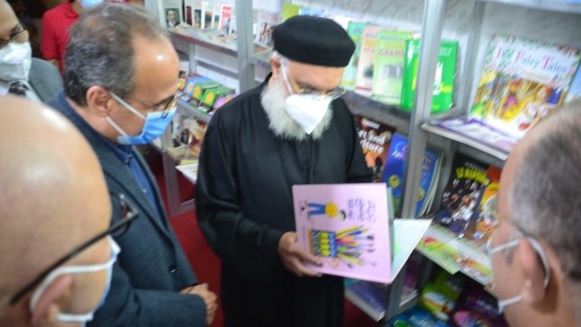 الدكتور هيثم الحاج علي رئيس هيئة الكتاب خلال افتتاح معرض الكتاب بالكاتدرائية المرقسية بالإسكندرية