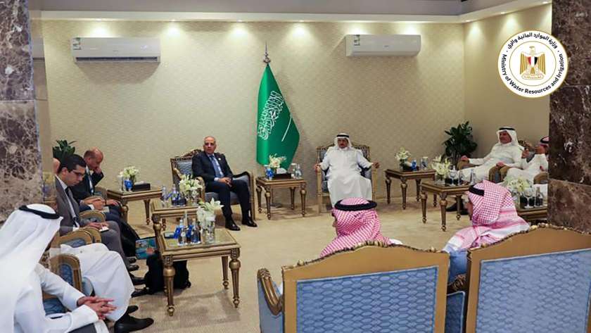وزير الري خلال لقاءه مع وكيل وزارة المياه السعودي