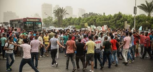 طلاب الثانوية المتخلفون عن التنسيق يتظاهرون أمام جامعة القاهرة ويشتبكون مع الأمن