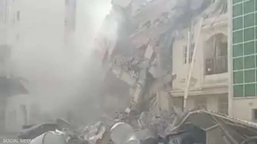 مشهد من سقوط المبني