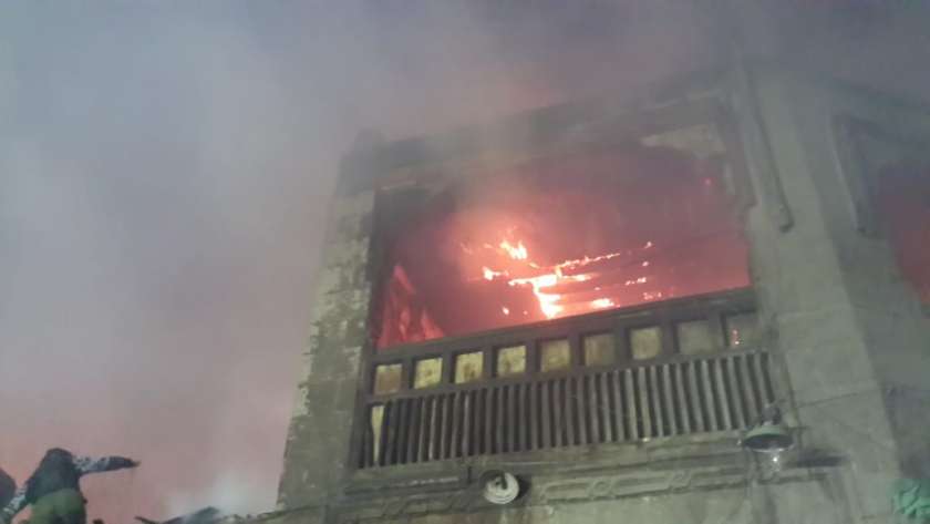 إصابة عامل ووالدته في حريق بـ 3 منازل بسوهاج