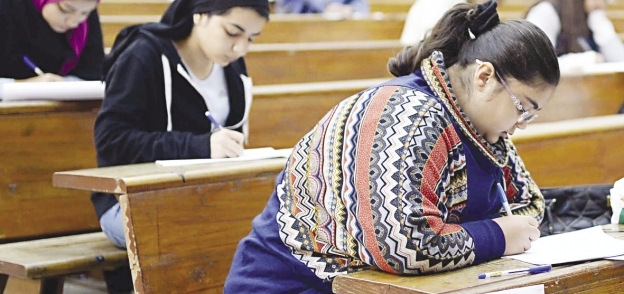 طلاب عين شمس يؤدون الامتحانات