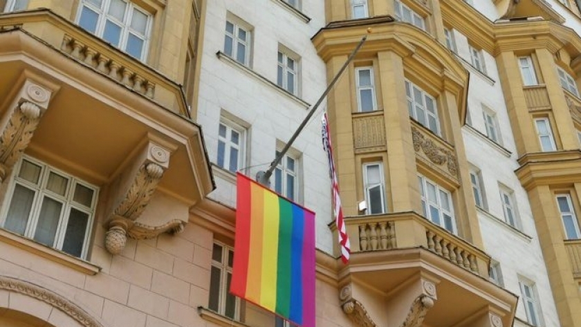 رفع علم المثليين على السفارة الأمريكية