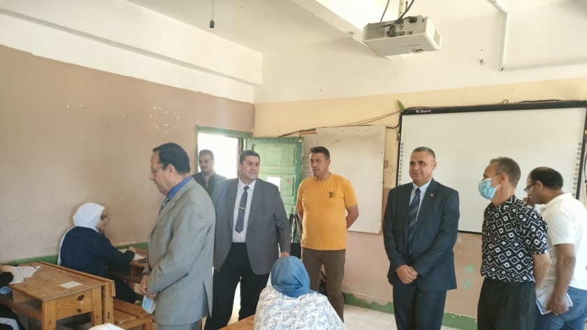 محافظ شمال سيناء يتفقد لجان الامتحانات