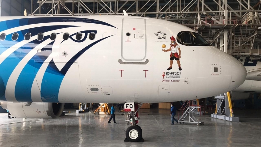 طائرة مصر للطیران تتزين بتميمة البطولة خلال إستقبالها للمنتخبات العالمية