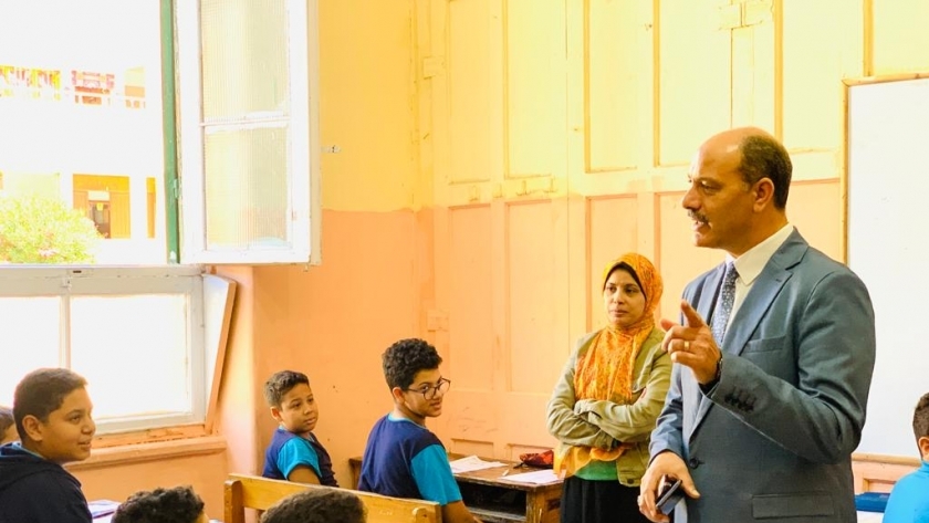 مدير تعليم الإسكندرية يتابع الامتحانات
