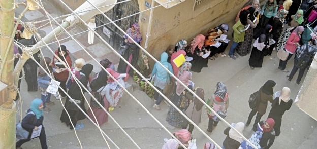 عشرات الطالبات تقفن أمام منزل مدرس اللغة الإنجليزية