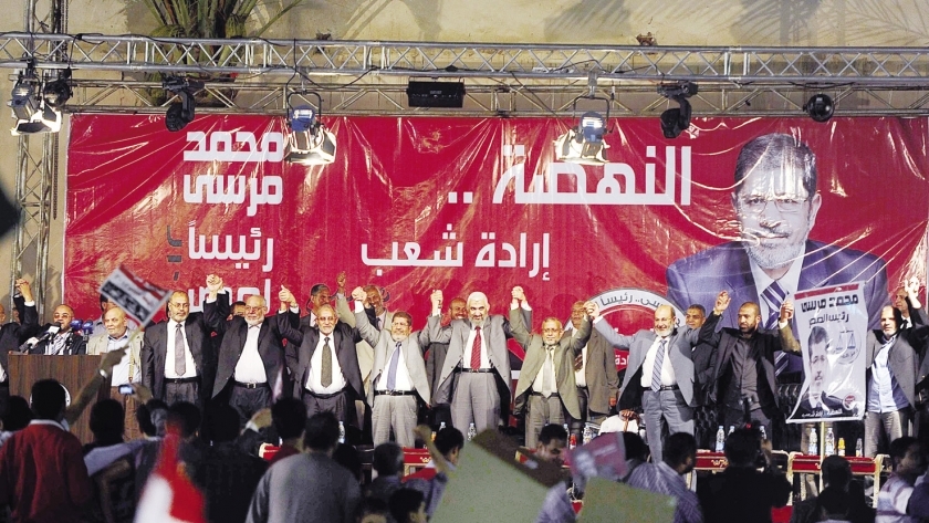 «المعزول» يحتفل بفوزه فى الانتخابات بميدان التحرير