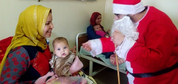 بالصور| "بابا نويل" يزرو مرضى مستشفى الأحرار في الزقازيق