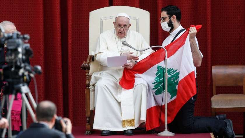 علم لبنان في الفاتيكان خلال دعوة البابا فرنسيس للتضامن