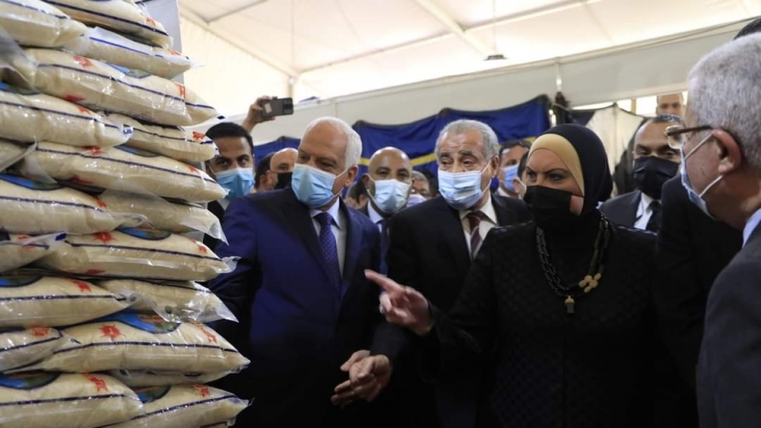 وزير التموين ووزير الصناعة والتجارة و محافظ الجيزة خلال افتتاح معرض اهلا رمضان