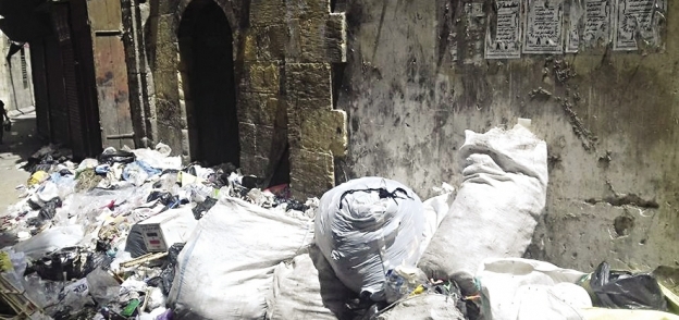 القمامة تحاصر آثار «الغورية»